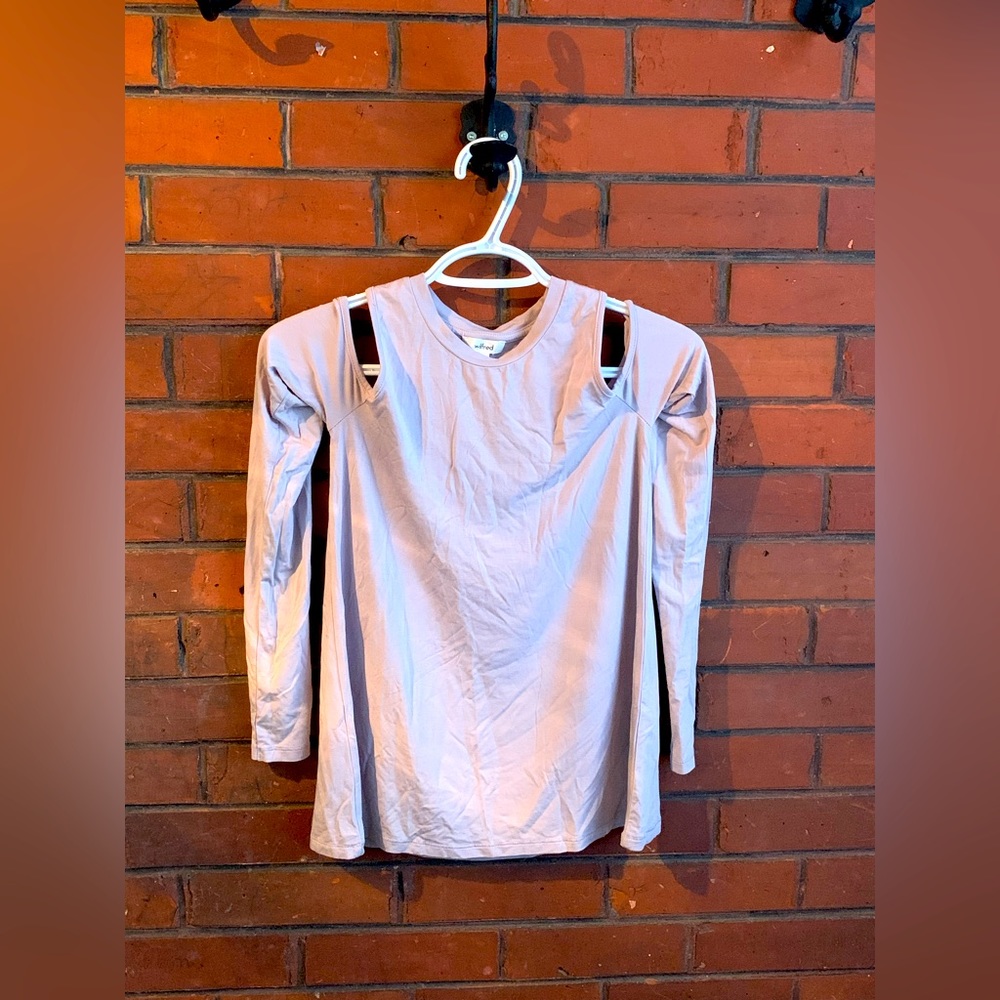 Aritzia long sleeve shirt. Size XS.